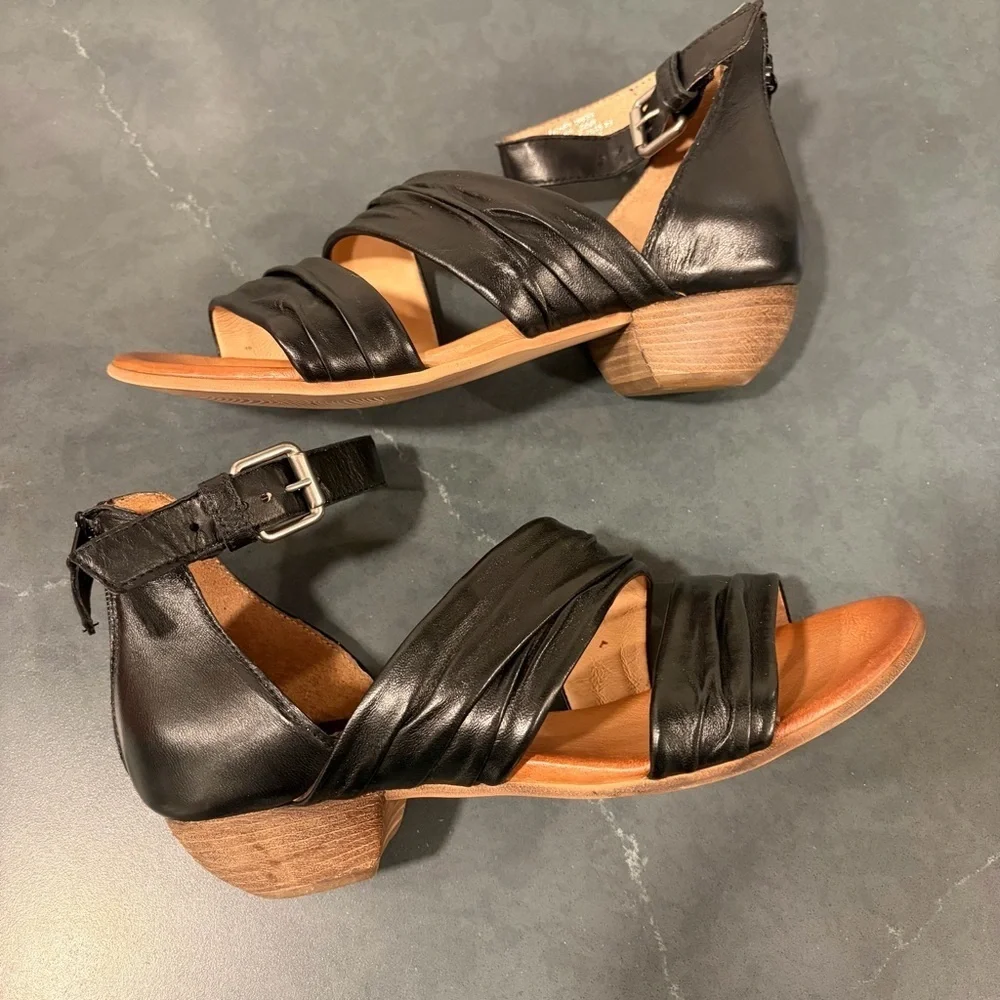 NIB Miz Mooz sz 39 US 9 wide Cassie black leather sandals